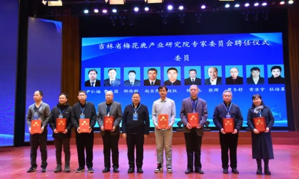 Ван Гоци, исполнительный вице-министр организационного отдела муниципального комитета партии Шуанъяна, разослал членам комитета письма о назначении