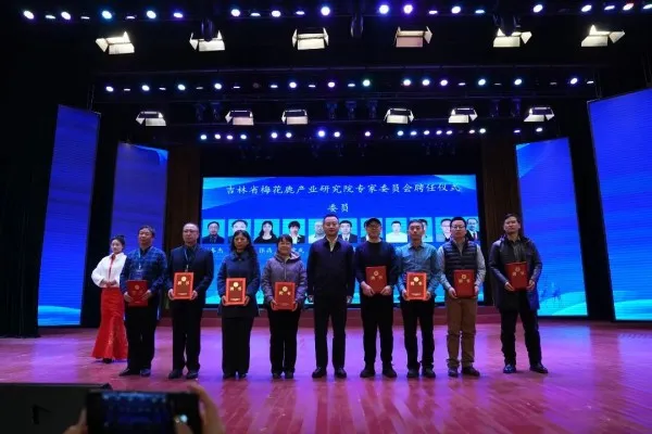 Ли Дунсю, директор управления животноводства округа Шуаньян, направил членам организации письмо о приеме на работу