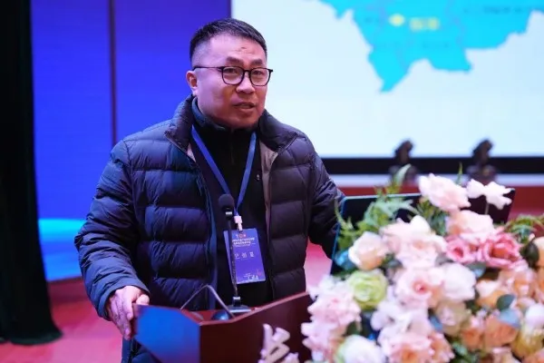 Ба Синсин, научный сотрудник Института науки и технологии производства пантовой продукции Чанчуньского института науки и технологий, выступил с докладом на тему "Система точного тестирования всей цепочки производства пятнистых оленей Sika для обеспечения высококачественного развития оленеводческой отрасли".