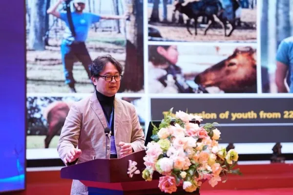 Ким Сонджин, профессор Университета Цзяньго в Южной Корее, выступил с докладом на тему "Разведение оленей с помощью искусственного интеллекта".