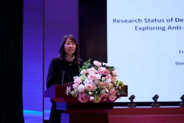 Ким Ынкюн, профессор Восточноазиатского университета в Южной Корее, выступил с докладом на тему "Текущая ситуация с исследованиями пантового рака предстательной железы".