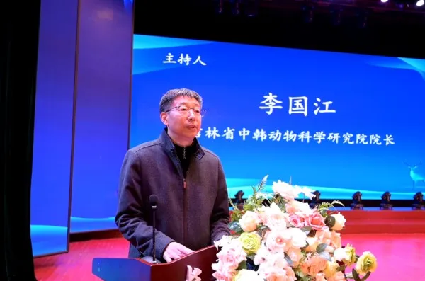 Ли Гоцзян, декан Китайско-Южнокорейской академии наук о животных провинции Цзилинь, председательствовал на отчетном заседании