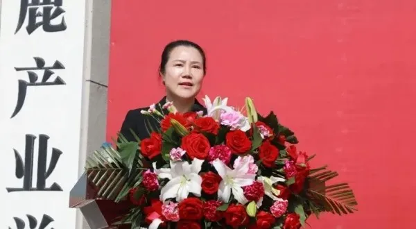 Выступление Ван Яньмэя, председателя Оленеводческая группа Дунъао