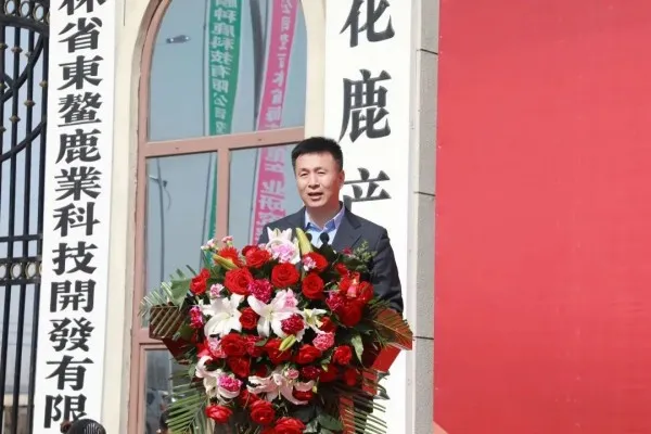 Чжу Цзюньбао, заместитель мэра Народного правительства округа Шуаньян, председательствовал на церемонии