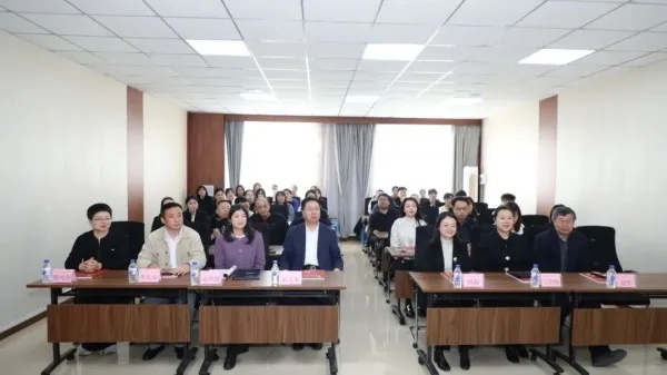 Высокопоставленные руководители обеих сторон, главы соответствующих правительственных ведомств города Чанчунь, представители корпораций и коллеги из академических кругов
Собрались все вместе, чтобы принять участие в церемонии